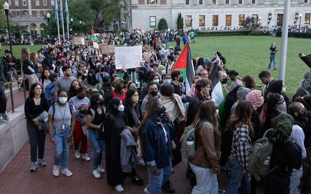 #美国🇺🇸学生因巴勒斯坦🇵🇸的支持而失去工作机会🇺🇸著名的律师事务所撤销了对三名🇺🇸精英大学哈佛 哥伦比亚大学 学生的工作机会，称这些学生领导了精英大学的团体，这些团体表示支持巴勒斯坦🇵🇸人民，并将哈马斯10月7日的致命袭击归咎于以色列