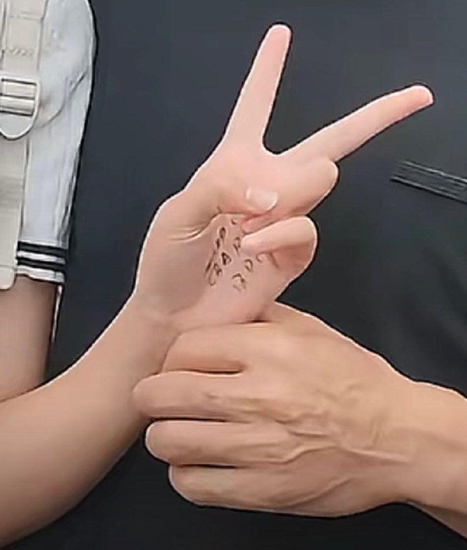 一女生高考刚结束，家人拍视频留念，网友发现她手上写着答案…… #作弊 了吧 ？感谢家人们投稿！一女生高考刚结束，家人拍视频留念，网友发现她手上写着答案…… #作弊 了吧 ？感谢家人们投稿！
