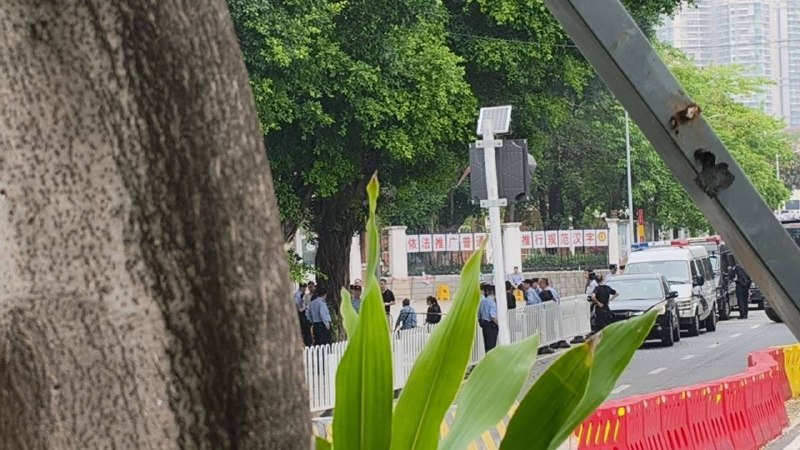 补充！广州一中学生跳楼，小孩4月10号没的，到现在为止学校门口依然大批警察与警车完善下，是广州市第一中学高中部感谢家人们投稿！补充！广州一中学生跳楼，小孩4月10号没的，到现在为止学校门口依然大批警察与警车完善下，是广州市第一中学高中部感谢家人们投稿！