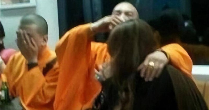 让我们红尘作伴活的潇潇洒洒#和尚 #花和尚 骚的一逼！让我们红尘作伴活的潇潇洒洒#和尚 #花和尚 骚的一逼！