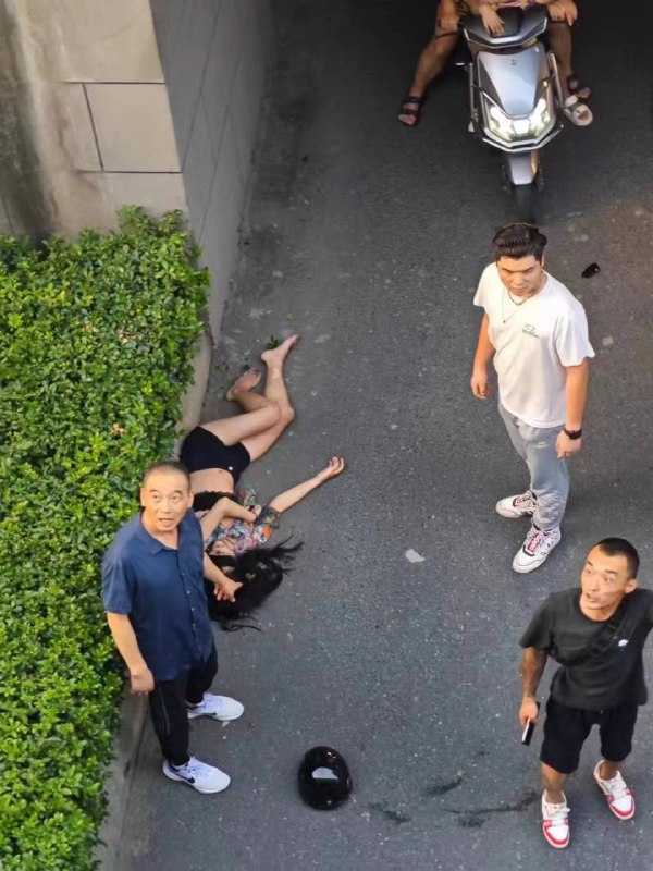 #女骑士 #车祸 #摩托 翻下去了，身材这么好，可惜了 😬感谢 Wong Constance 投稿！#女骑士 #车祸 #摩托 翻下去了，身材这么好，可惜了 😬感谢 Wong Constance 投稿！