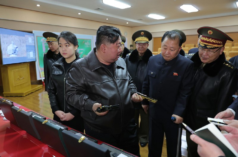 朝鲜劳动党总书记、朝鲜民主主义人民共和国国务委员长金正恩同志 3 月 11 日视察第二经济委员会所属重要军工厂，了解了军火生产情况