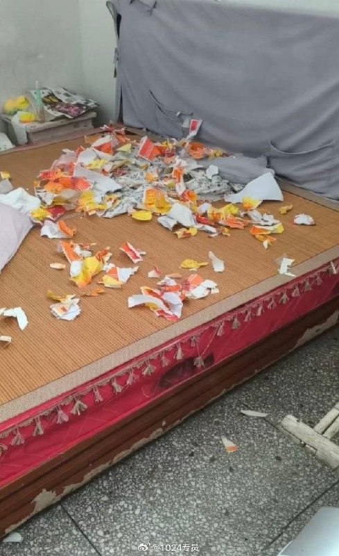 小姑子上门把家给砸了！！女子吐槽：这就是我公公婆婆娇生惯养的好女儿，打爹骂娘简直就是家常便饭，而她爹娘依然惯着她……她现在说她爹娘既然生了她就要养她，就要给她钱花，早上她爹娘给了她1万，她还不满意要和爹娘断绝关系……中午就我闺女一个人在家，她不知道抽什么风，拿着菜刀冲到我家打砸！我们两家不住同一个院，因为我老公生气她经常打骂爹娘，所以平时我们基本也不打交道，今天她冲到我家打砸，她爹娘没办法才报的警……感谢家人们投稿！小姑子上门把家给砸了！！女子吐槽：这就是我公公婆婆娇生惯养的好女儿，打爹骂娘简直就是家常便饭，而她爹娘依然惯着她……她现在说她爹娘既然生了她就要养她，就要给她钱花，早上她爹娘给了她1万，她还不满意要和爹娘断绝关系……中午就我闺女一个人在家，她不知道抽什么风，拿着菜刀冲到我家打砸！我们两家不住同一个院，因为我老公生气她经常打骂爹娘，所以平时我们基本也不打交道，今天她冲到我家打砸，她爹娘没办法才报的警……感谢家人们投稿！