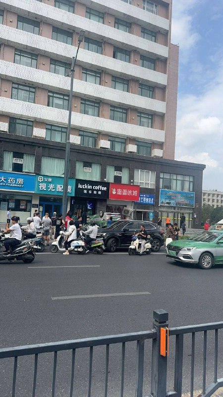 8月14日 河南 郑州 一辆 #出租车 撞向人行道，造成多人死伤，现场惨烈 #车祸 #人体保龄球 #疯狂出租车#补充 现场视频及照片，疑似有多名外卖快递小哥死伤 #车祸 #极速飞车 #人体保龄球感谢来自某频道的投稿！8月14日 河南 郑州 一辆 #出租车 撞向人行道，造成多人死伤，现场惨烈 #车祸 #人体保龄球 #疯狂出租车#补充 现场视频及照片，疑似有多名外卖快递小哥死伤 #车祸 #极速飞车 #人体保龄球感谢来自某频道的投稿！