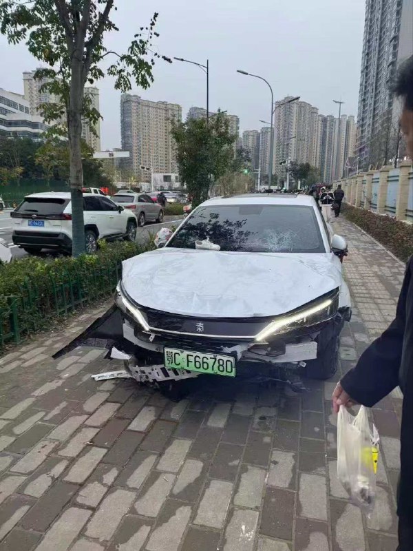 湖北 十堰 重庆路 疑似十几个学生被撞，伤亡不详 #车祸 #极速飞车 #人体保龄球 #学生 #撞人 #重大事故感谢来自某频道的投稿！湖北 十堰 重庆路 疑似十几个学生被撞，伤亡不详 #车祸 #极速飞车 #人体保龄球 #学生 #撞人 #重大事故感谢来自某频道的投稿！