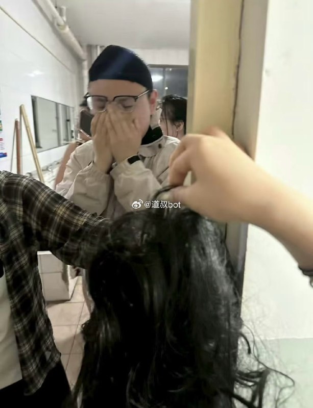 华北电力大学保定校区，一名男生趁宿舍人脸识别门禁尚未启动，戴假发混入女生宿舍楼，因在厕所隔间发出笑声被同学识破！该男生谎称走错了，随后又改口是为了等女生休息后，潜入浴室偷走二手贴身衣物转卖赚钱