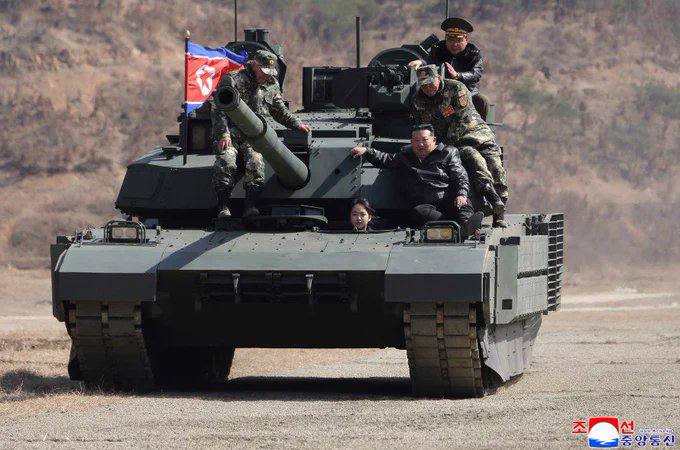 金正恩携女儿乘坐坦克，出席朝鲜军事演习感谢家人们投稿！