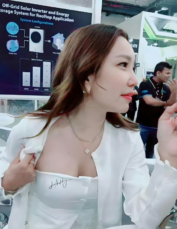 黄仁勋还是勇啊，就这么水灵灵的在女粉胸罩上面签名