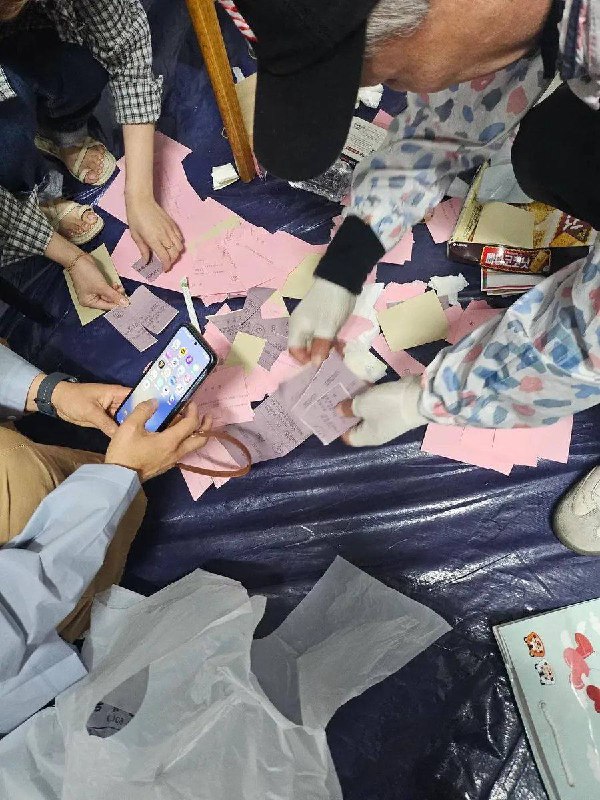 “韩国全国地方选举涉嫌舞弊，爆发大规模韩国公民抗议”6月3日，占领韩国首尔蚕室投票所的民众意外发现，投票箱内出现了被撕毁的选票韩国市民据此质疑执政党（共同民主党）存在做票嫌疑