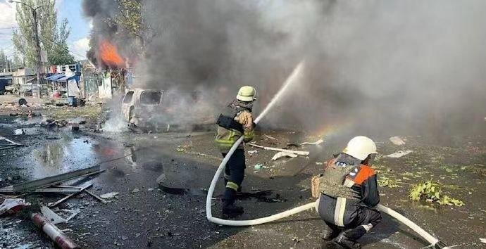 #乌克兰俄罗斯的流氓行径根据监控录像显示，当地时间9月6日14时04分09秒，一枚俄罗斯导弹袭击了乌克兰顿涅茨克东部城镇科斯蒂安蒂尼夫卡的一个市场