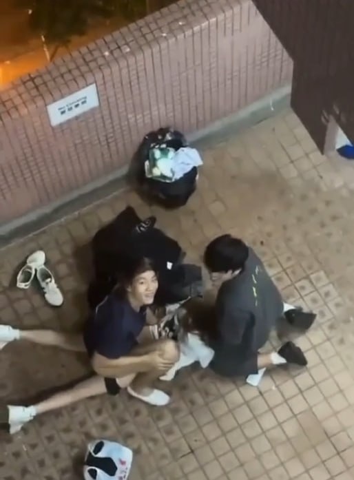 #香港 #屋苑平台 #3P #野战香港屋苑平台惊爆3P野战，真实偷拍画面让人硬到不行！夜晚寂静，一个女孩趴地上，俩猛男直接开干,一个脱她裤子后入猛操，撞得她身子狂抖，快来围观这波极品3P狂欢吧！#香港 #屋苑平台 #3P #野战香港屋苑平台惊爆3P野战，真实偷拍画面让人硬到不行！夜晚寂静，一个女孩趴地上，俩猛男直接开干,一个脱她裤子后入猛操，撞得她身子狂抖，快来围观这波极品3P狂欢吧！