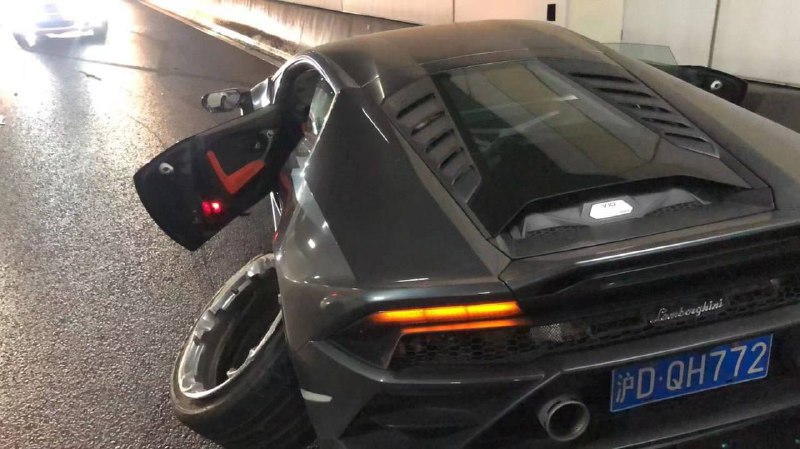 开个破 #兰博基尼 装什么逼啊 ！#装逼 失败 #车祸 🤡开个破 #兰博基尼 装什么逼啊 ！#装逼 失败 #车祸 🤡