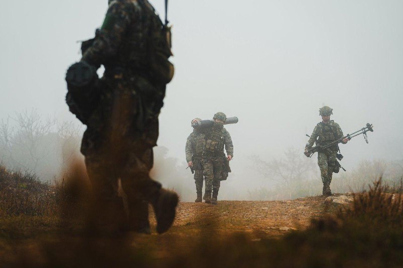 台湾陆军东引地区指挥部昨日实施「忠义操演」实弹射击训练，官兵运用各种建制武器对海面目标射击，展现守护北疆决心
