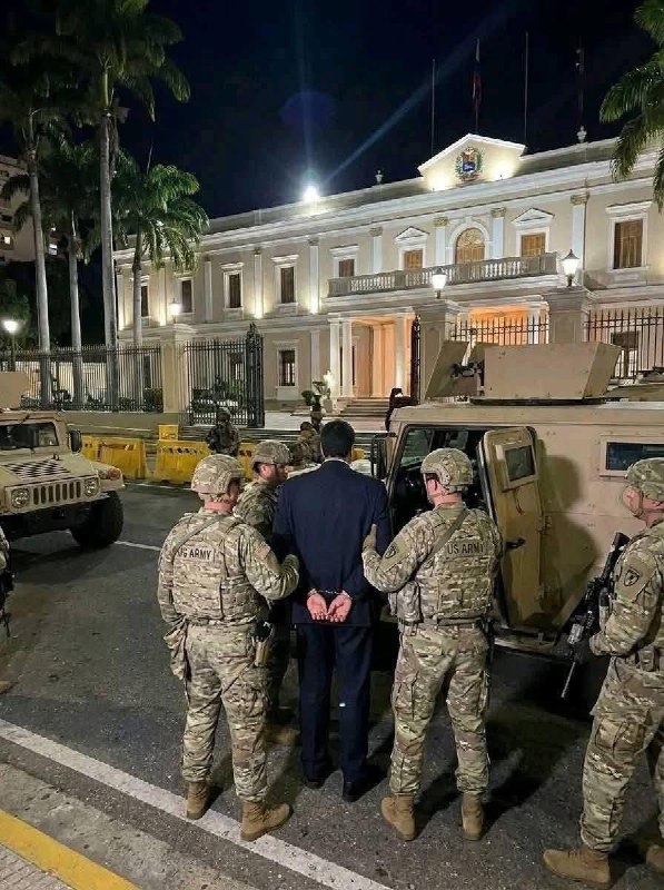 马杜罗玩时装秀：1）睡衣