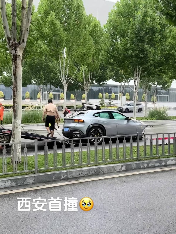 7.16 西安 #法拉利FUV 全国首撞，在会展中心门口撞了，发动机都撞出来了，很难想象车速有多快by 匿名投稿7.16 西安 #法拉利FUV 全国首撞，在会展中心门口撞了，发动机都撞出来了，很难想象车速有多快by 匿名投稿