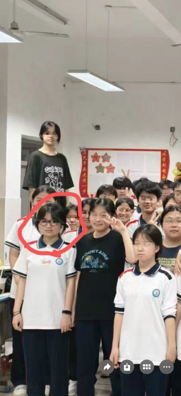 福建安溪17岁男孩和女友一起上学的路上不幸猝死，据传是因为男孩长期熬夜导致的，而两人聊天记录显示女孩十分拜金，通篇下来都是要钱，不是买玩偶就是口红香水衣服鞋子， 还要买城堡...男孩妈妈给他的生活费都给女孩了，女孩还不让男孩睡觉，据说是让男孩给她的游戏上分