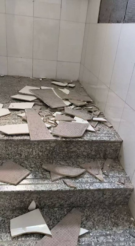 宁夏 地震 这次 #地震 感觉挺厉害的有网友爆料，震动剧烈，墙砖掉了一地，墙面也出现了裂缝