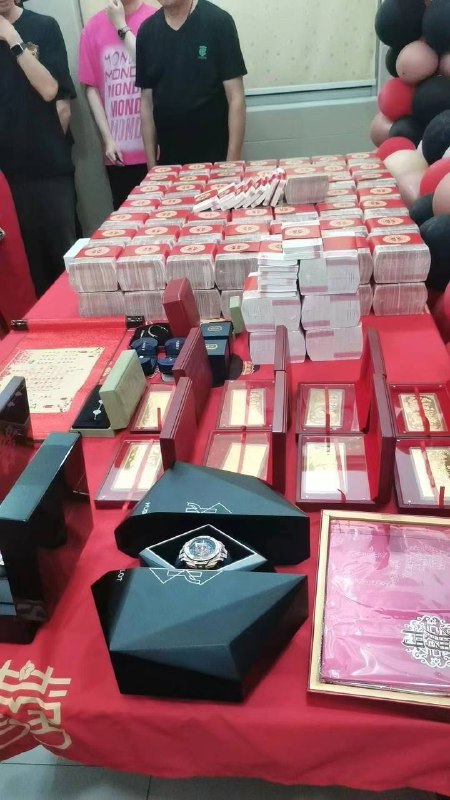 浙江 台州市，土豪 订婚 现场现金成堆，押运车 押运员护航！#结婚 #炫富浙江 台州市，土豪 订婚 现场现金成堆，押运车 押运员护航！#结婚 #炫富