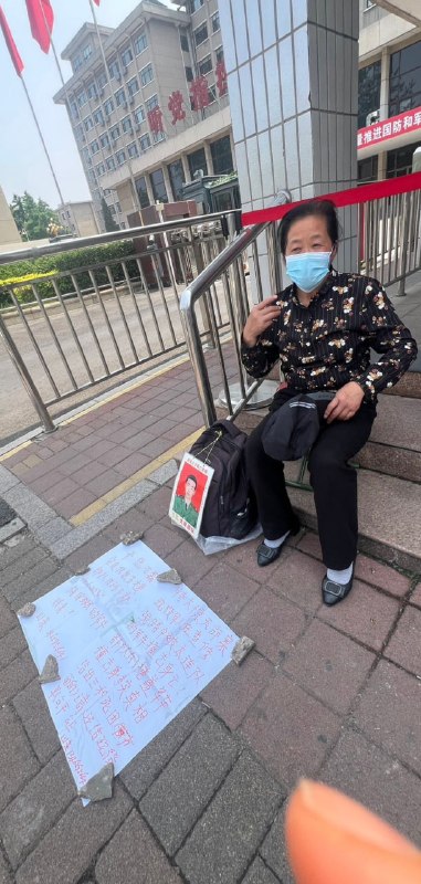信息支援部队死亡士兵母亲在军纪委门口维权