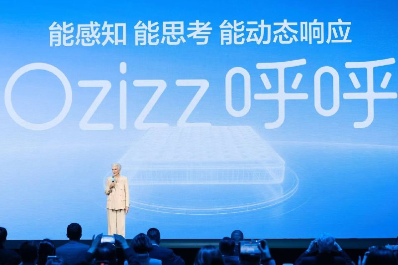 #马斯克 妈妈 太勤奋了，不远万里到北京，为一款床垫代言