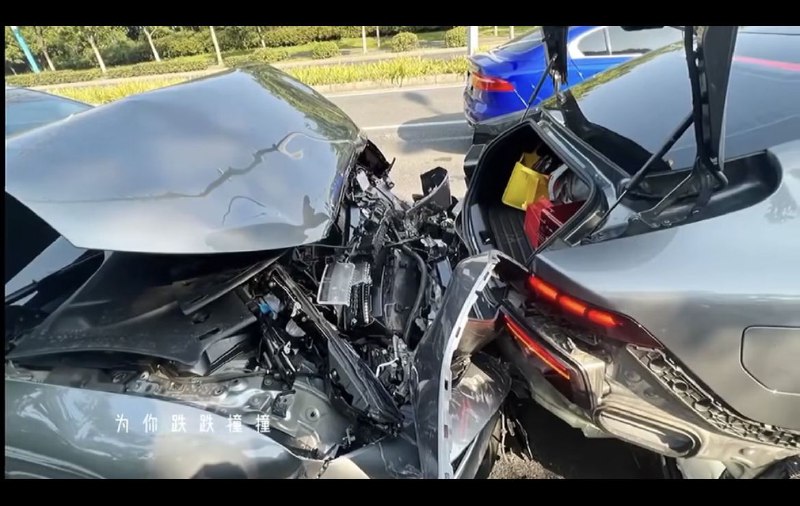 本是同根生,相煎何太急！据说集体开了辅助驾驶.......形同虚设恭喜您成为尊贵的小鹏SB车主#小鹏汽车本是同根生,相煎何太急！据说集体开了辅助驾驶.......形同虚设恭喜您成为尊贵的小鹏SB车主#小鹏汽车