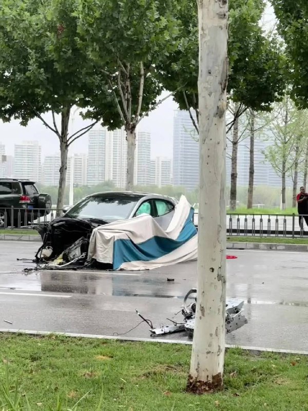 7.16 西安 #法拉利FUV 全国首撞，在会展中心门口撞了，发动机都撞出来了，很难想象车速有多快by 匿名投稿7.16 西安 #法拉利FUV 全国首撞，在会展中心门口撞了，发动机都撞出来了，很难想象车速有多快by 匿名投稿