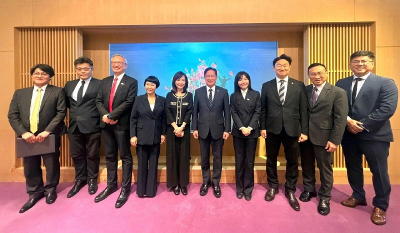 韩国议员访台 北京促韩勿向台独势力发错误信号据台湾外交部官网消息，外交部政务次长吴志中星期一（6月8日）设午宴款待韩国跨党派国会议员访问团，三名成员包括国民力量党议员朴洙莹（Park Soo Young）、共同民主党议员郭相彦（Kwak Sang Eon）及祖国革新党议员金载原（Kim Jae Won），席间就台韩关系、共同应对地缘政治挑战、政经及文化交流、半导体与AI产业发展等议题深入交换意见