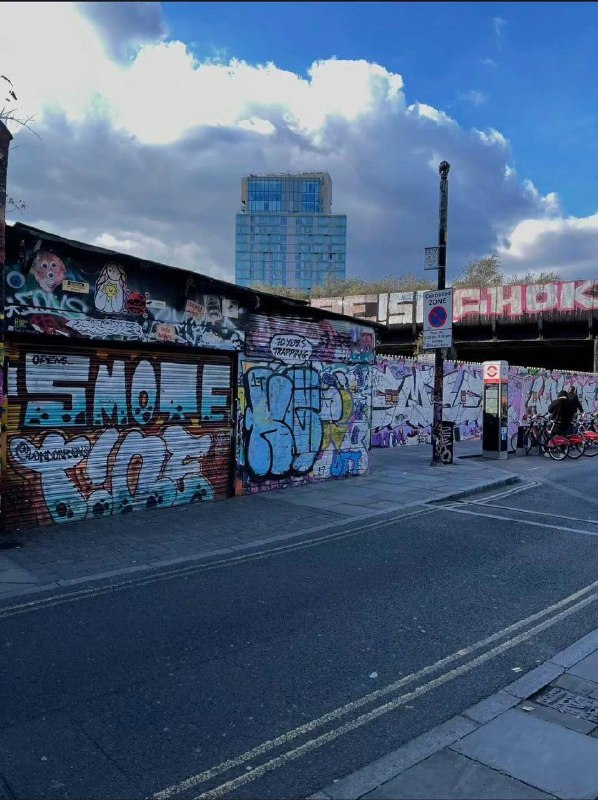 弘扬社会主义核心价值观把 #伦敦 一面墙的涂鸦作品全刷没了by 匿名投稿弘扬社会主义核心价值观把 #伦敦 一面墙的涂鸦作品全刷没了by 匿名投稿