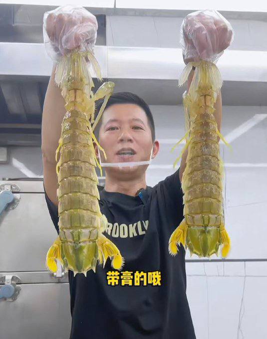 “4只皮皮虾买单时收费1035元”的这家三亚店主在事发后的次日竟然离奇病逝，年仅43岁！其家人称其有基础病，事发前已脑出血，事发后店铺收到多起威胁电话，因此就不打算继续开业了
