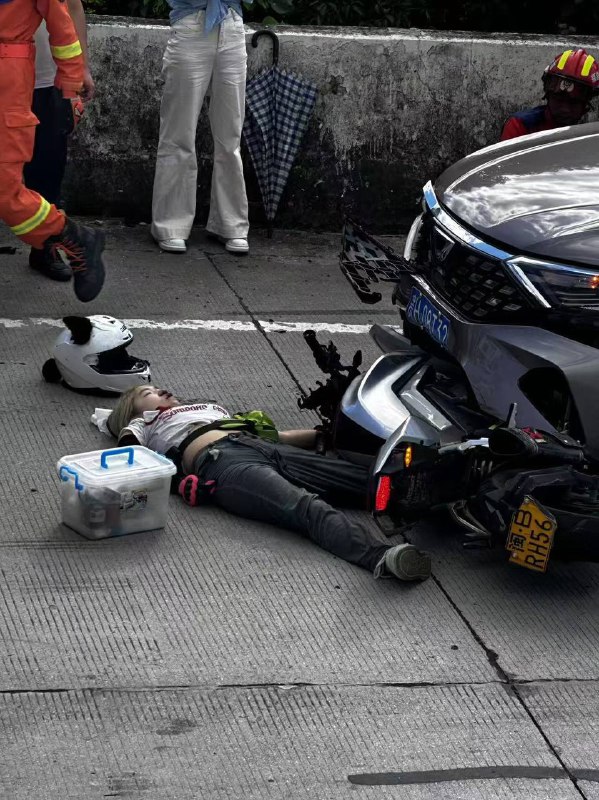 无证驾驶 ＋ 黑车 ＋ #女骑士 #车祸 🌿 下回注意 阿弥陀佛感谢来自某频道的投稿！无证驾驶 ＋ 黑车 ＋ #女骑士 #车祸 🌿 下回注意 阿弥陀佛感谢来自某频道的投稿！