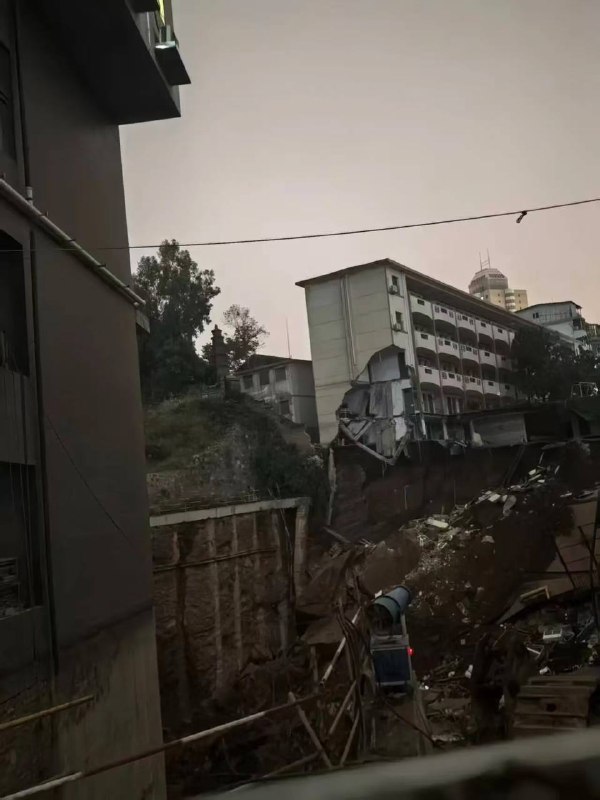 邵阳 资江 #学校 #坍塌黑心开发商违规 挖掘 地下车库 导致资江学校教学 #楼倒 塌，整所学校已成危房