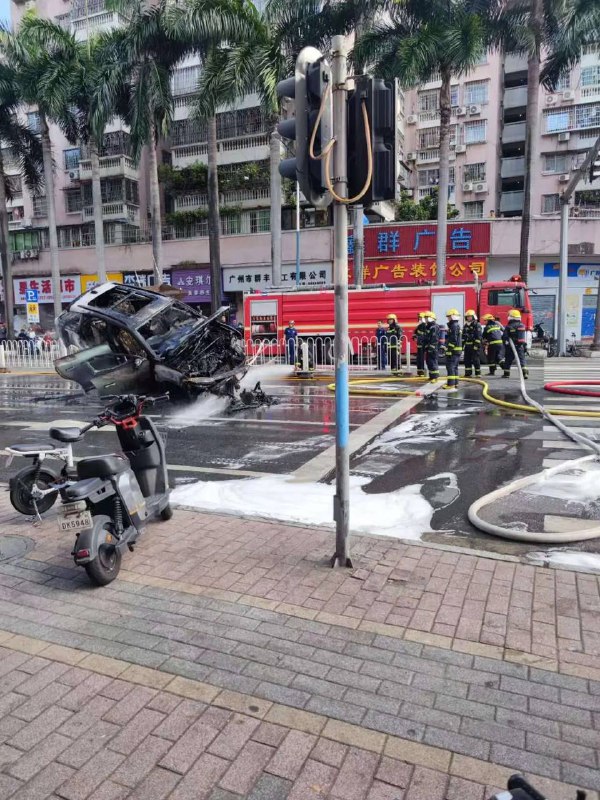 7.16早上10点广州和辉花园 #比亚迪 宋 #自燃 🔥#新能源by 匿名投稿7.16早上10点广州和辉花园 #比亚迪 宋 #自燃 🔥#新能源by 匿名投稿