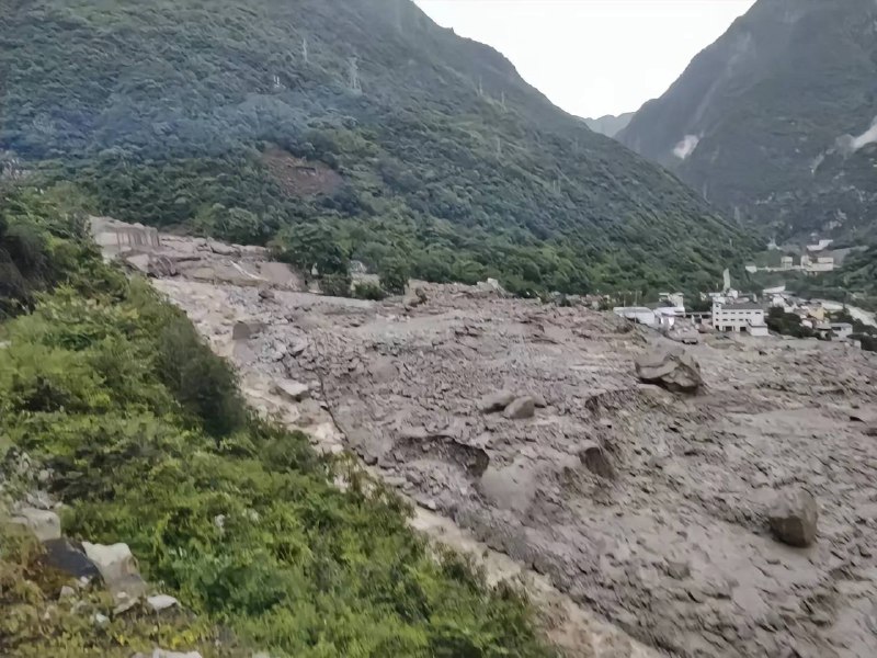 8月3日凌晨，康定市姑咱镇日地村发生山洪泥石流灾害