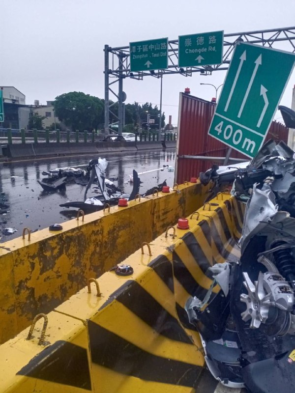 #酒駕 #車禍 發生在台灣台中，車上2人當場死亡，特斯拉車子斷成2截#酒駕 #車禍 發生在台灣台中，車上2人當場死亡，特斯拉車子斷成2截