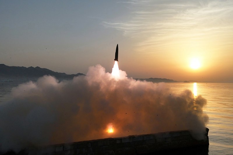 朝中社平壤 4 月 20 日电　朝鲜民主主义人民共和国导弹总局 4 月 19 日进行经改良的“火星炮－11丁”型地对地战术弹道导弹试射，评估了导弹战斗部威力