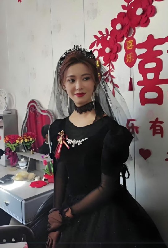 甘肃一新娘穿黑色婚纱举行婚礼，网友：新郎压力山大 ​​​黑婚纱的意思是只有丧偶，没有离婚！你能接受吗？感谢家人们投稿！甘肃一新娘穿黑色婚纱举行婚礼，网友：新郎压力山大 ​​​黑婚纱的意思是只有丧偶，没有离婚！你能接受吗？感谢家人们投稿！