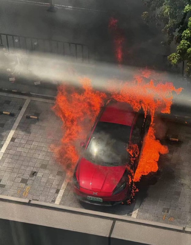 7.21广州花都区正盛广场 #新能源 #小鹏汽车 🚗#自燃by 匿名投稿7.21广州花都区正盛广场 #新能源 #小鹏汽车 🚗#自燃by 匿名投稿