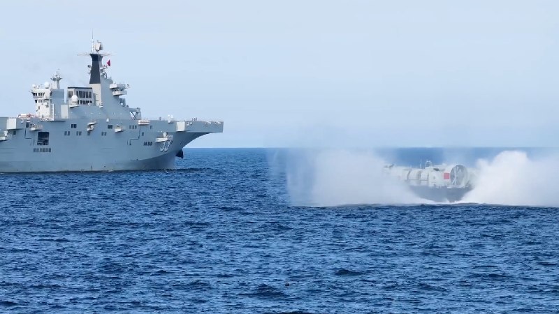 6 月 22 日，海军辽宁舰编队圆满完成远海实战化训练，安全顺利返回青岛母港