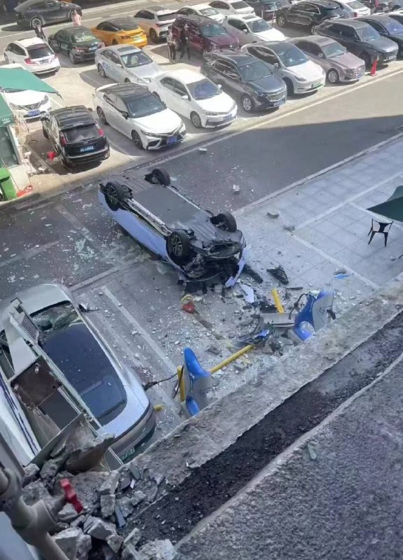 2023.11.18，广东深圳，#小鹏 汽车深圳观澜交付中心，一辆小鹏汽车从交付中心二楼坠落，整个车身翻倒，车头损毁严重