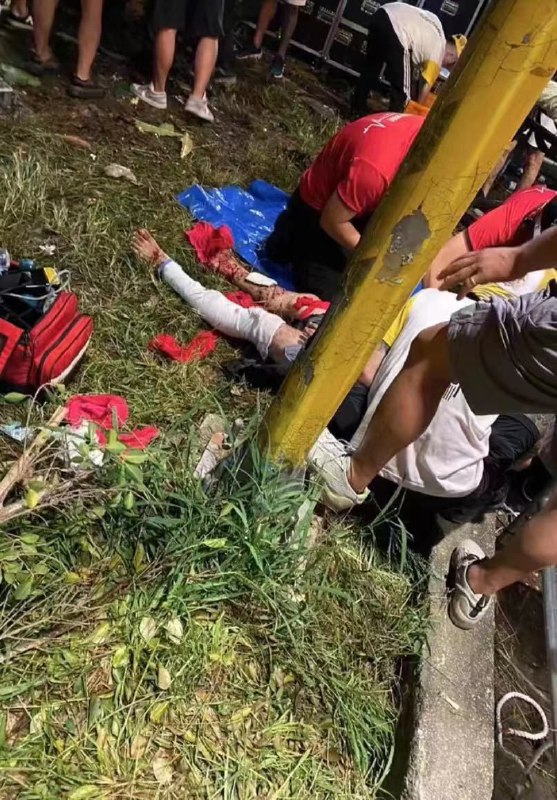 突发 #爆炸，十七人受伤，，7月15日晚上10时许，台湾省嘉义市区一庙会活动现场突然发生不明原因的爆炸，事件造成17人受伤，其中最小的年仅2岁