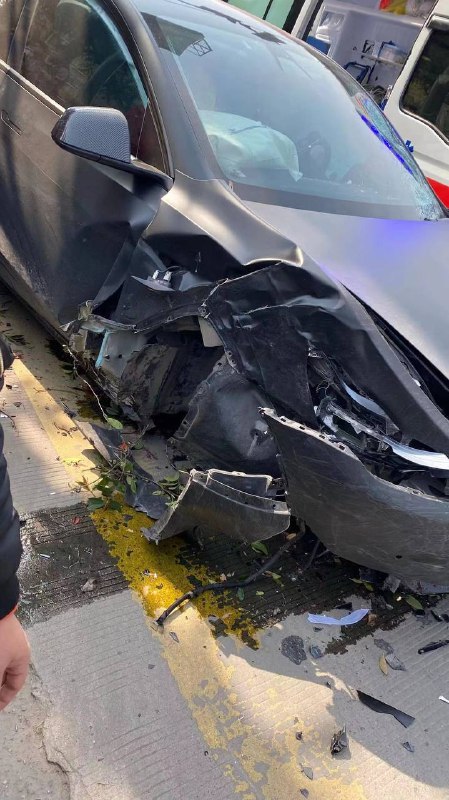 补充#南京 #特斯拉 #车祸 血洒现场 🩸补充#南京 #特斯拉 #车祸 血洒现场 🩸