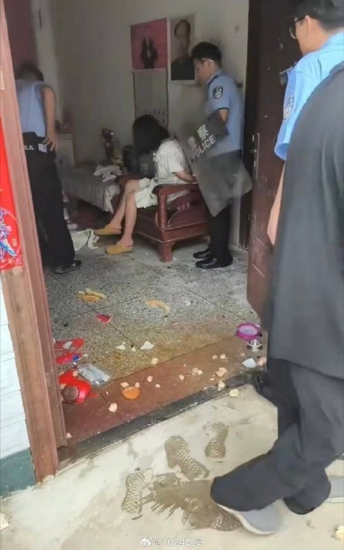 小姑子上门把家给砸了！！女子吐槽：这就是我公公婆婆娇生惯养的好女儿，打爹骂娘简直就是家常便饭，而她爹娘依然惯着她……她现在说她爹娘既然生了她就要养她，就要给她钱花，早上她爹娘给了她1万，她还不满意要和爹娘断绝关系……中午就我闺女一个人在家，她不知道抽什么风，拿着菜刀冲到我家打砸！我们两家不住同一个院，因为我老公生气她经常打骂爹娘，所以平时我们基本也不打交道，今天她冲到我家打砸，她爹娘没办法才报的警……感谢家人们投稿！小姑子上门把家给砸了！！女子吐槽：这就是我公公婆婆娇生惯养的好女儿，打爹骂娘简直就是家常便饭，而她爹娘依然惯着她……她现在说她爹娘既然生了她就要养她，就要给她钱花，早上她爹娘给了她1万，她还不满意要和爹娘断绝关系……中午就我闺女一个人在家，她不知道抽什么风，拿着菜刀冲到我家打砸！我们两家不住同一个院，因为我老公生气她经常打骂爹娘，所以平时我们基本也不打交道，今天她冲到我家打砸，她爹娘没办法才报的警……感谢家人们投稿！