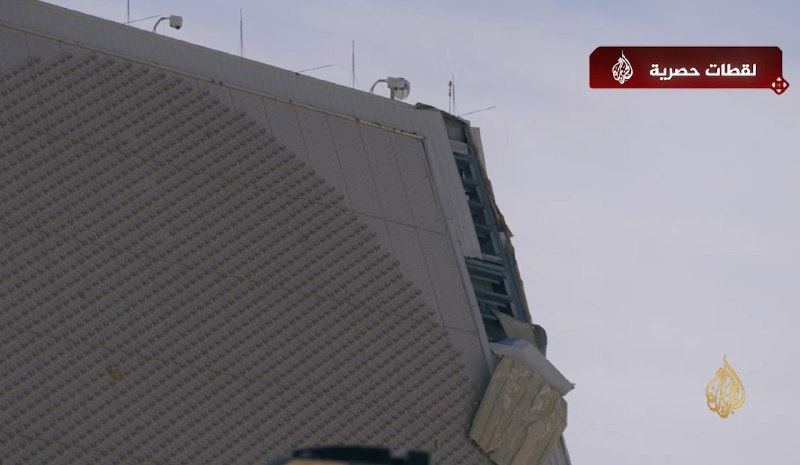 半岛电视台首次拍摄了伊朗此前袭击的卡塔尔 AN/FPS-132 Block 5 弹道导弹预警雷达，其外部建筑和天线阵列受到明显损伤