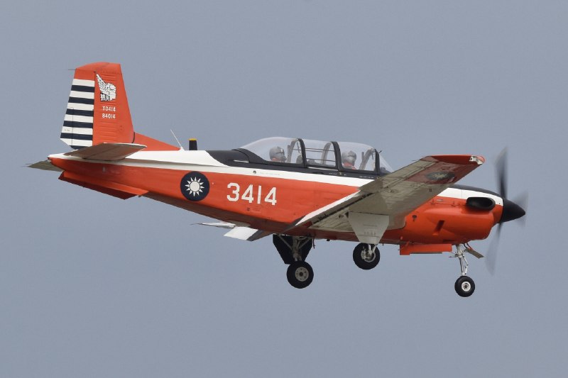 台湾高雄冈山基地一架 T-34C 教练机（机号 3414）在今天发生事故坠毁，事发时正在执行模拟发动机失效航线训练任务，由卢姓中校和过姓中校驾驶，于 6 月 2 日 8 时 08 分在跑道北头坠落，事故造成两位飞行员死亡