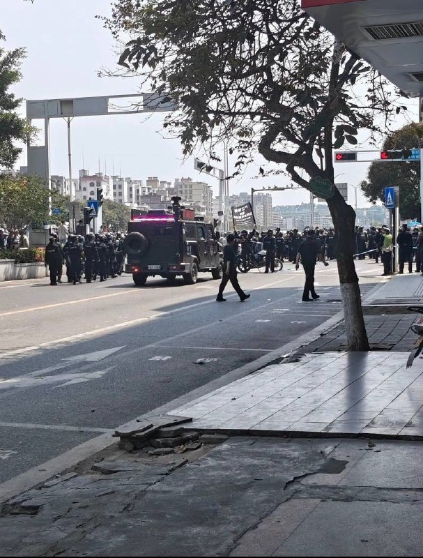 3月25日，广东信宜，大量特警集结并包围现场聚集抗议的群众，还有大量特警赶来驰援