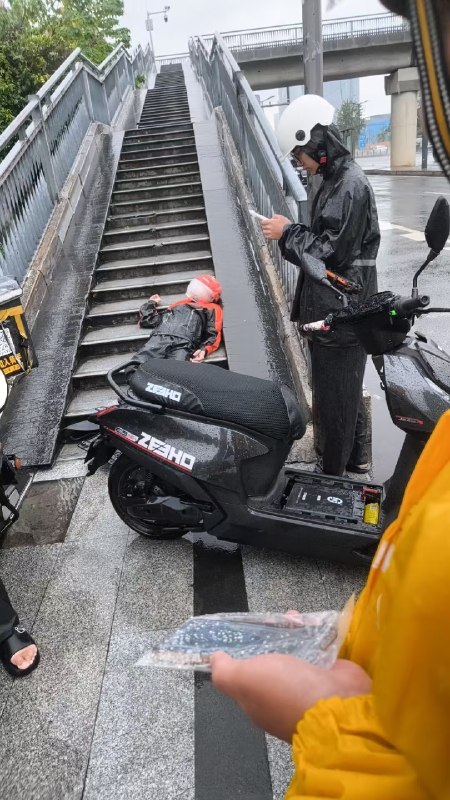 外卖小哥走水路被电瓶车的电打死了感谢家人们投稿！外卖小哥走水路被电瓶车的电打死了感谢家人们投稿！