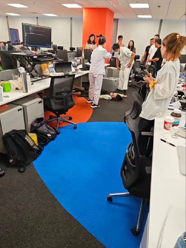 #字节  #猝死 据说是某大厂员工，看样子还是女生，太可怜了，本来还有心跳，没有人去做心肺复苏耽误了，就这样走了🙏🙏🙏by 匿名投稿#字节  #猝死 据说是某大厂员工，看样子还是女生，太可怜了，本来还有心跳，没有人去做心肺复苏耽误了，就这样走了🙏🙏🙏by 匿名投稿