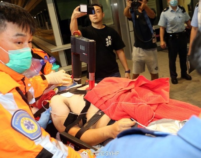 10月20日凌晨3点53分，一架来自 阿联酋 迪拜 货机降落香港机场时冲出跑道，撞上一辆载有2人的地勤车，导致车辆和飞机坠入海中