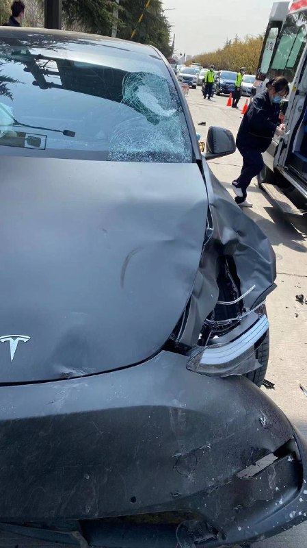 补充#南京 #特斯拉 #车祸 血洒现场 🩸补充#南京 #特斯拉 #车祸 血洒现场 🩸