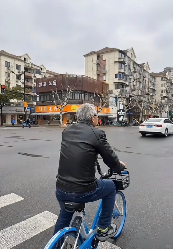 世界首富和我一样的座驾 #黄仁勋